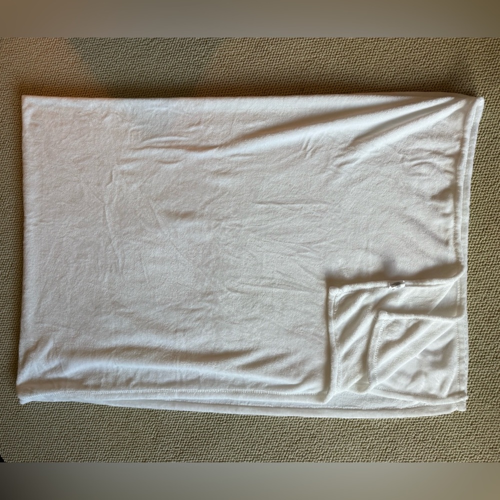 white twin xl cozy blanket - room essentials!